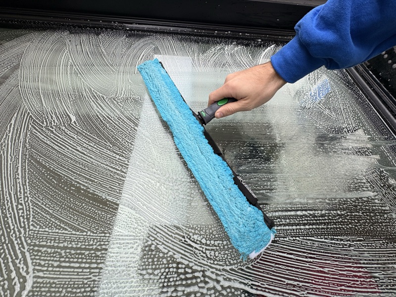 Étape 1 : Savonner la vitre avec solution écologique