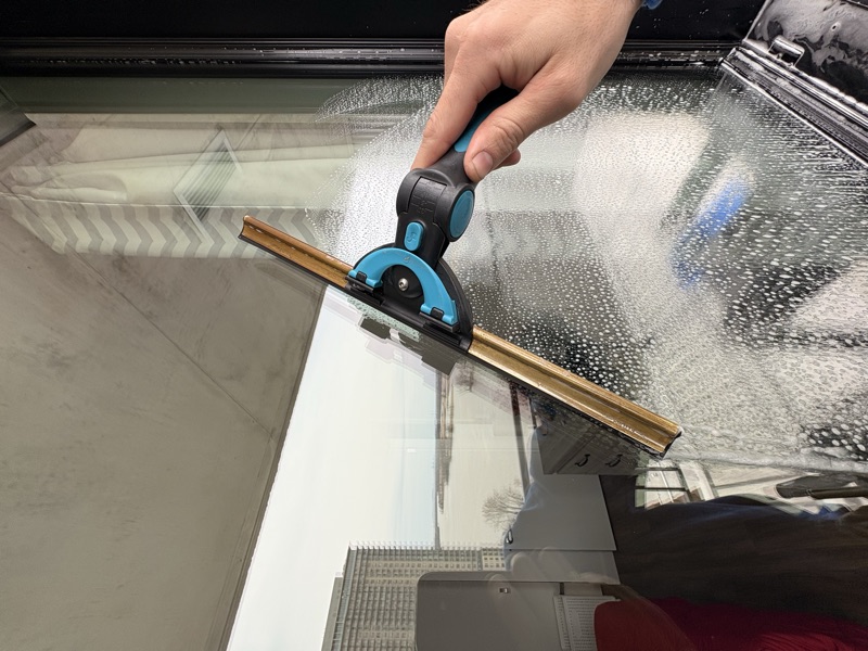 Étape 2 : Passer le squidgee sur la vitre